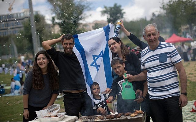 Un barbecue israélien à Jérusalem alors qu'Israël célèbre le 71ème Jour de l'Indépendance  le 9 mai 2019. (Yonatan Sindel/Flash90)
