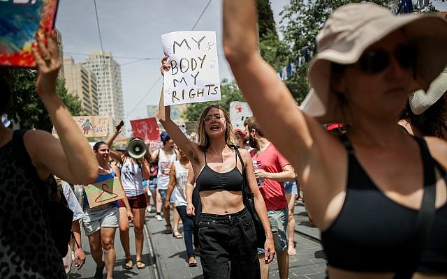 Des manifestantes israéliennes scandent des slogans alors qu'elles défilent dans le centre de Jérusalem lors de la "marche des salopes", le 24 mai 2019. (Yonatan Sindel/Flash90) Des manifestantes israéliennes scandent des slogans alors qu'elles défilent dans le centre de Jérusalem lors de la "marche des salopes", le 24 mai 2019. (Yonatan Sindel/Flash90)