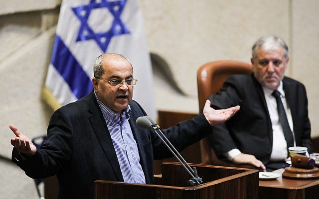 Le député Ahmad Tibi, chef du parti Taal, s'exprime lors d'un débat sur un projet de loi pour dissoudre le parlement, à la Knesset, à Jérusalem le 29 mai 2019.(Hadas Parush/Flash90) Le député Ahmad Tibi, chef du parti Taal, s'exprime lors d'un débat sur un projet de loi pour dissoudre le parlement, à la Knesset, à Jérusalem le 29 mai 2019.(Hadas Parush/Flash90)