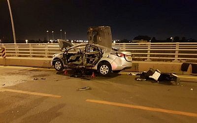 L'épave d'un voiture après une possible attaque à la voiture piégée liée au milieu de la pègre à Hadera, le 15 mai 2019. (Crédit : porte-parole de la police)