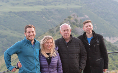 (De gauche à droite) Avner, Sara, Benjamin et Yair Netanyahu en vacances sur le Plateau du Golan, le 23 avril 2019. (Crédit : Bureau du Premier ministre)