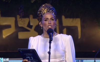 Linor Abargil présente la cérémonie annuelle de l'allumage de la torche pour Yom HaAtsmaout au mont Herzl à Jérusalem le 8 mai 2019. (Capture d'écran: YouTube)