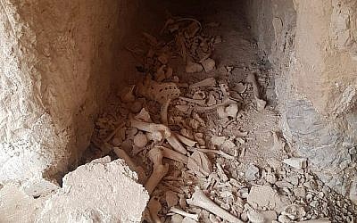 Les dépouilles de ce que l'on pense être des Juifs de l'époque du Deuxième temple, exposées quand leurs tombeaux situé à côté de Jéricho ont été endommagés, sont remises en terre à l'implantation de Kfar Adunim le 21 mai 2019. (Crédit: Regavim)