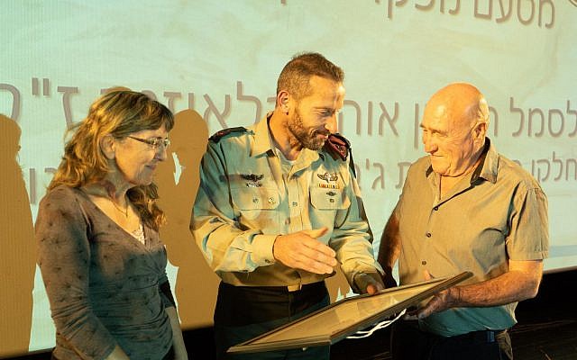Le général Amir Baram, commandant en chef du nord, remet une certificat de bravoure à Yisrael et Orit Klausner, dont le fils, Ohad, a été tué le 26 juillet 2006 dans la deuxième guerre du Liban, lors d'une cérémonie de mai 2019. (Crédit : armée israélienne) Le général Amir Baram, commandant en chef du nord, remet une certificat de bravoure à Yisrael et Orit Klausner, dont le fils, Ohad, a été tué le 26 juillet 2006 dans la deuxième guerre du Liban, lors d'une cérémonie de mai 2019. (Crédit : armée israélienne)