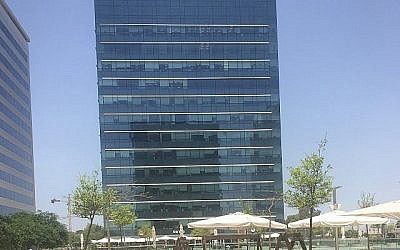 Le groupe Archimedes, l'entreprise israélienne d'influence de réseaux sociaux interdite par Facebook, opère depuis les bureaux à l'intérieur de ce bâtiment à Holon, le 22 mai 2019. (Times of Israël)