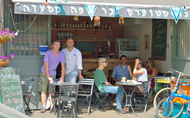 Une photo d'un café de Tel Aviv (Crédit : page Facebook de Christopher Cafe ) Une photo d'un café de Tel Aviv (Crédit : page Facebook de Christopher Cafe )