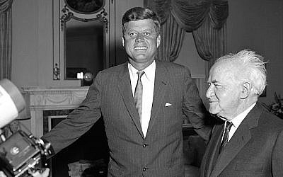 Le président américain John F. Kennedy and le Premier ministre israélien David Ben-Gurion se rencontrant pour dialoguer aux Tours Waldorf en 1961 (Walter Kelleher/NY Daily News via Getty Images, JTA)