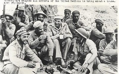 Une photo montrant des soldats égyptiens qui se reposent pendant des combats de la Guerre d'Indépendance. Une collection de photos "rares"  de la guerre est mise en vente aux enchères en mai 2019 à Jérusalem (Crédit : Maison d'enchères Kedem)