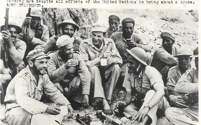 Une photo montrant des soldats égyptiens qui se reposent pendant des combats de la Guerre d'Indépendance. Une collection de photos "rares"  de la guerre est mise en vente aux enchères en mai 2019 à Jérusalem (Crédit : Maison d'enchères Kedem)