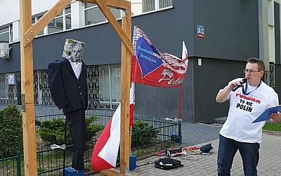 Le militant polonais Sławomir Dul pend l'effigie du politicien communiste défunt Jakub Berman, qu'il appelle le "Juif", à Lodz le 30 avril 2019. (Capture d'écran : Youtube)