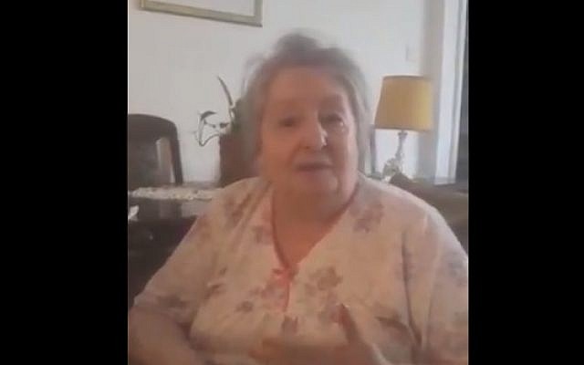 Yehudit Schindler, une survivante de la Shoah, est sauvée d'un immeuble en flammes dans le centre d'Israël le 2 mair 2019. (Capture d'écran: Kan) Yehudit Schindler, une survivante de la Shoah, est sauvée d'un immeuble en flammes dans le centre d'Israël le 2 mair 2019. (Capture d'écran: Kan)