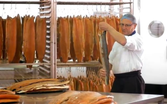 Dans l’usine H. Forman & Son. (Capture d'écran YouTube)