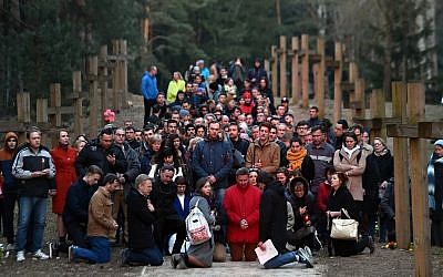Des Biélorusses participent à une prière publique au site mémoriel de Kuropaty à Minsk, Biélorussie, le 4 avril, 2019. (Crédit : Sergei Gapon/AFP/Getty Images/via JTA)