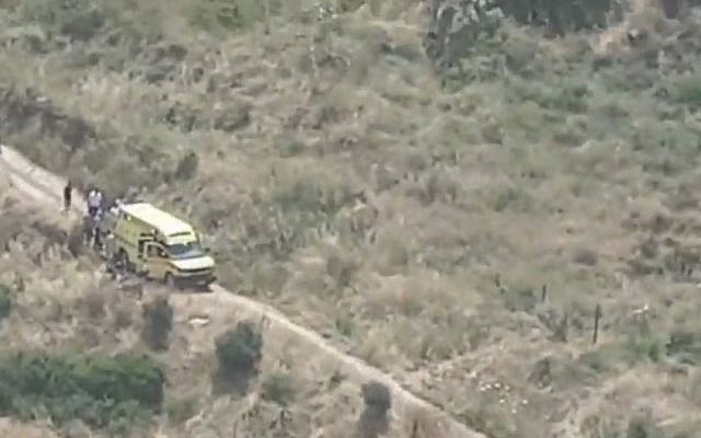 Des sauveteurs près du kibboutz Heftsiba dans le nord d'Israël, le 4 mai 2019, après un accident de 4x4 ayant fait trois mortes et une blessée grave. (Capture écran : Douzième chaîne)