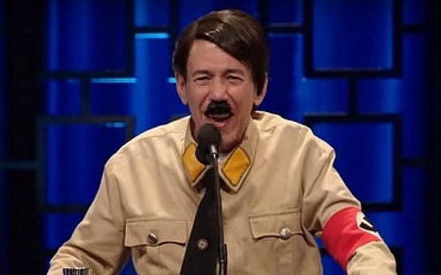 L'acteur Gilbert Gottfried joue Adolf Hitler dans un épisode controversé de la nouvelle série comique de Netflix, Historical Roasts, le 27 mai 2019. (Crédit : capture écran/YouTube) L'acteur Gilbert Gottfried joue Adolf Hitler dans un épisode controversé de la nouvelle série comique de Netflix, Historical Roasts, le 27 mai 2019. (Crédit : capture écran/YouTube)