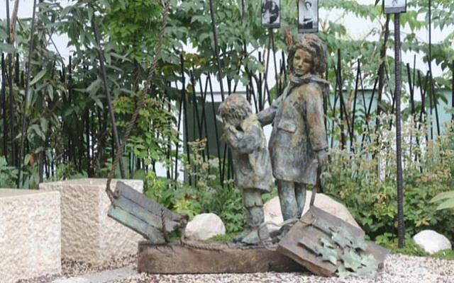 Le monument dédié aux enfants assassinés pendant la Shoah à Paris, en France, qui a été vandalisé au mois de mai 2019 (Crédit : Congrès juif européen) Le monument dédié aux enfants assassinés pendant la Shoah à Paris, en France, qui a été vandalisé au mois de mai 2019 (Crédit : Congrès juif européen)