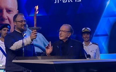 Morris Kahn (D) annonce qu'il contribuera au financement de la seconde mission lunaire israélienne lors de la cérémonie de Yom HaAtsmaout à Jérusalem, le 8 mai 2019 (Crédit : capturé écran / Douzième chaîne)