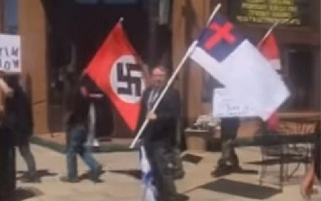 Des suprématistes blancs protestent contre une cérémonie de commémoration de la Shoah dans l'Arkansas, à Russellville, le 5 mai 2019 (Capture d'écran : YouTube)