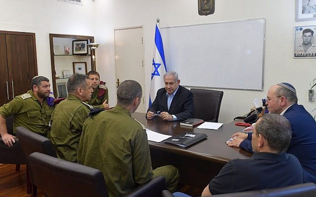 Le Premier ministre Benjamin Netanyahu tient des consultations avec le chef d'état-major de Tsahal, le directeur du Shin Bet et des responsables de la sécurité à la Kiriya, à Tel Aviv, le 4 mai 2019. (Crédit : autorisation) Le Premier ministre Benjamin Netanyahu tient des consultations avec le chef d'état-major de Tsahal, le directeur du Shin Bet et des responsables de la sécurité à la Kiriya, à Tel Aviv, le 4 mai 2019. (Crédit : autorisation)