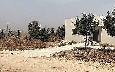 Une maison nouvellement construite au kibboutz Kfar Aza, avec une vue imprenable sur la bande de Gaza au loin, le 30 avril 2019. (Sue Surkes/Times of Israel.)