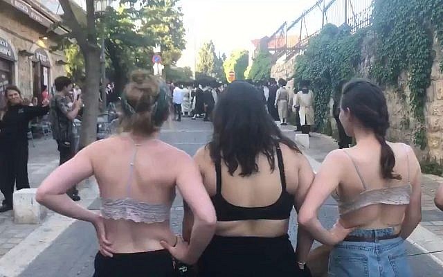 Des femmes se dévétissent durant une manifestation par des ultra-orthodoxes à Jérusalem le 18 mai 2019. (Capture d'écran) Des femmes se dévétissent durant une manifestation par des ultra-orthodoxes à Jérusalem le 18 mai 2019. (Capture d'écran)
