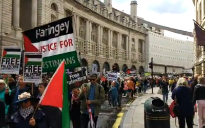 Des manifestants pro-palestiniens traversent Regent Street, à Londres, le 11 mai 2019 (Capture d'écran : Twitter)