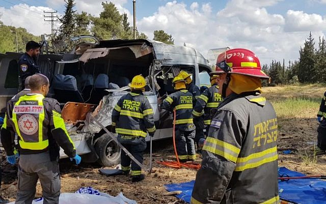 Les services de secours sur le site d'un accident de minibus sur la Route 443 ayant fait quatre morts et 10 blessés, le 9 mai 2019. (Crédit : Services de secours et d'incendie du District du centre)