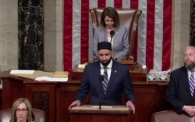 Omar Suleiman prononce une prière d'ouverture pour une session de la Chambre des représentants des États-Unis, le 9 mai 2019. (Capture d'écran : YouTube via JTA) Omar Suleiman prononce une prière d'ouverture pour une session de la Chambre des représentants des États-Unis, le 9 mai 2019. (Capture d'écran : YouTube via JTA)