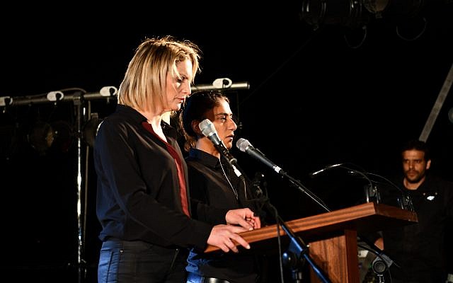 Mika Almog et Samira Sariya, les maîtres de cérémonie, prennent la parole lors d'un rassemblement israélo-palestinien organisé à l'occasion de Yom HaZikaron, le 7 mai 2019 (Crédit : Rami Ben-Ari/Combatants for Peace)