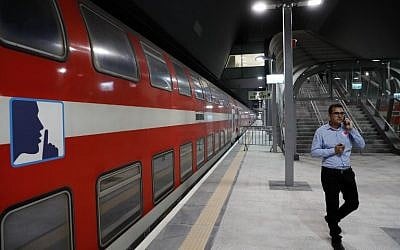 Le quai de la gare ferroviaire Yitzhak Navon, Jérusalem, qui fait rouler des trains électriques à destination et en provenance de Tel Aviv, le 20 septembre 2018. (AFP / THOMAS COEX)
