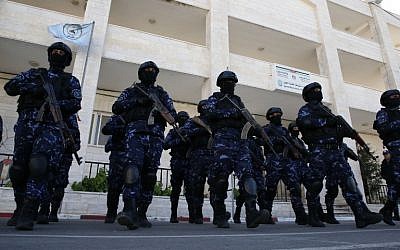 Des policiers palestiniens participent à une formation à leur siège de Hébron, en Cisjordanie, le 30 janvier 2019. (Crédit :  HAZEM BADER / AFP)
