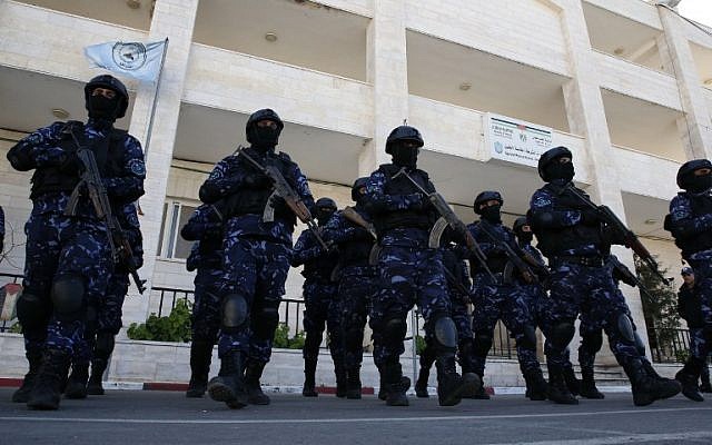Des policiers palestiniens participent à une formation à leur siège de Hébron, en Cisjordanie, le 30 janvier 2019. (Crédit : HAZEM BADER / AFP) Des policiers palestiniens participent à une formation à leur siège de Hébron, en Cisjordanie, le 30 janvier 2019. (Crédit : HAZEM BADER / AFP)