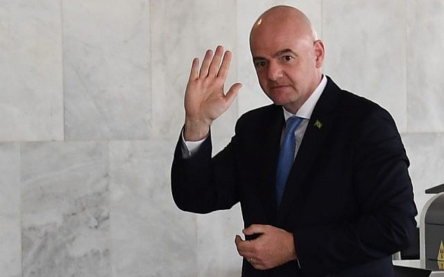 Le président de la FIFA, Gianni Infantino, arrive à une réunion avec le président brésilien, Jair Bolsonaro, et celui de la Fédération brésilienne de football, Rogerio Caboclo, à Brasilia, le 10 avril 2019. (Crédit : EVARISTO SA / AFP)