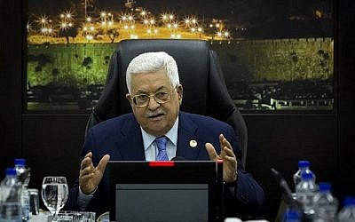 Le président Mahmoud Abbas s'exprime pendant la réunion hebdomadaire de cabinet de l'AP dans la ville de Ramallah en Cisjordanie, le 29 avril 2019 (Crédit : Majdi Mohammed / POOL / AFP)