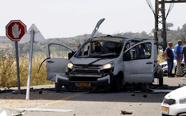 Des Israéliens autour d'une voiture touchée par un missile anti-tank lancé depuis Gaza, qui a tué un Israélien, près de Yad Mordechai, au sud d'Israël, le 5 mai 2019. (Crédit : Jack GUEZ / AFP) Des Israéliens autour d'une voiture touchée par un missile anti-tank lancé depuis Gaza, qui a tué un Israélien, près de Yad Mordechai, au sud d'Israël, le 5 mai 2019. (Crédit : Jack GUEZ / AFP)