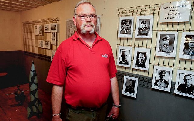 Eric Trinon, membre de l'Association de Sauvegarde du Wolfsschlucht II", dans le Führerbunker, à Laffaux, dans l'est de la France, le 24 mai 2019. (Crédit : FRANCOIS NASCIMBENI / AFP)