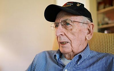 Le vétéran du débarquement en Normandie Bill Sisk durant une interview avec l'AFP,à son domicile de Lynchburg, en Virginie, le 29 aril 2019. (Crédit : MANDEL NGAN / AFP)