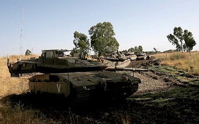 Des soldats israéliens manœuvrent des chars Merkava sur le plateau du Golan, le 2 juin 2019. (Photo par JALAA MAREY / AFP)