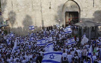 Des Israéliens réunis à la port de Damas, dans la Vieille Ville de Jérusalem, à l'occasion de Yom Yeroushalayim, le 2 juin 2019. (Crédit : MENAHEM KAHANA / AFP)