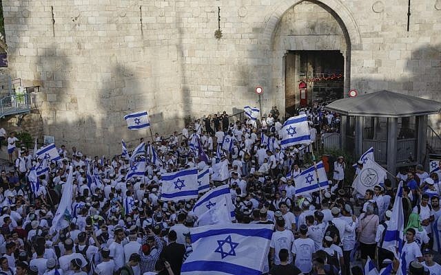 Des Israéliens réunis à la port de Damas, dans la Vieille Ville de Jérusalem, à l'occasion de Yom Yeroushalayim, le 2 juin 2019. (Crédit : MENAHEM KAHANA / AFP) Des Israéliens réunis à la port de Damas, dans la Vieille Ville de Jérusalem, à l'occasion de Yom Yeroushalayim, le 2 juin 2019. (Crédit : MENAHEM KAHANA / AFP)