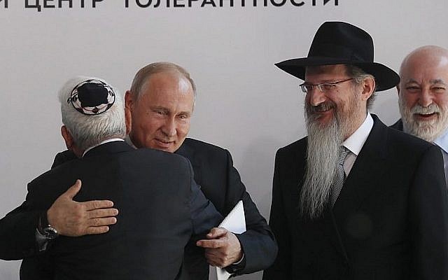 Le président russe Vladimir Poutine, deuxième à gauche, l'homme d'affaires  Viktor Vekselberg, à droite, et le grand-rabbin de Russie, deuxième à gauche, lors de l'inauguration du mémorial consacré à la résistance juive dans les camps de concentration pendant la Seconde guerre mondiale, au musée juif et centre pour la Tolérance de Moscou, le 4 juin 2019 (Crédit :  Sergei Ilnitsky/Pool/AFP)