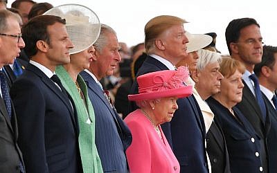De gauche à droite : Philip May, le président français Emmanuel Macron, le Premier ministre britannique Theresa May, le Prince Charles, la reine Elizabeth II,le président américain Donald Trump, la Première Dame américaine Melania Trump, le président grec Prokopis Pavlopoulos,la chancelière allemande Angela Merkel, le Premier ministre néerlandais Mark Rutte et son homologue luxembourgeois Xavier Bettel, à portsmouth, pour le 75 anniversaire du Débarquement en Normandie, le 6 juin 2019. (Crédit : Mandel NGAN / AFP)