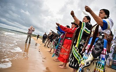 Plusieurs Amérindiens de plusieurs nations ont assisté à une cérémonie le 5 juin 2019 sur la plage d'Omaha Beach à Saint-Laurent-sur-Mer, dans l'ouest de la France, en hommage aux Amérindiens qui ont pris part au débarquement durant la Seconde Guerre mondiale. (LOIC VENANCE / AFP)