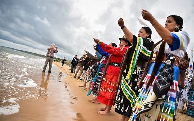 Plusieurs Amérindiens de plusieurs nations ont assisté à une cérémonie le 5 juin 2019 sur la plage d'Omaha Beach à Saint-Laurent-sur-Mer, dans l'ouest de la France, en hommage aux Amérindiens qui ont pris part au débarquement durant la Seconde Guerre mondiale. (LOIC VENANCE / AFP)