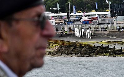 Un vétéran du Jour J regarde la légion royale britannique lors d'une cérémonie  pour le 75e anniversaire du Débarquement en Normandie, le 6 juin 2019. (Crédit  Ben STANSALL / AFP)