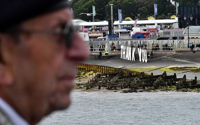 Un vétéran du Jour J regarde la légion royale britannique lors d'une cérémonie  pour le 75e anniversaire du Débarquement en Normandie, le 6 juin 2019. (Crédit  Ben STANSALL / AFP)