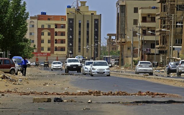 Une barricade de fortune installée par des manifestants pour bloquer l'avancée des forces de l'ordre lors d'un sit-in à Khartoum, au Soudan, le 6 juin 2019. (Crédit : ASHRAF SHAZLY / AFP) Une barricade de fortune installée par des manifestants pour bloquer l'avancée des forces de l'ordre lors d'un sit-in à Khartoum, au Soudan, le 6 juin 2019. (Crédit : ASHRAF SHAZLY / AFP)
