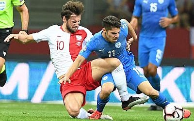 Le milieu de terrain polonais Grzegorz Krychowiak en lutte avec l'attaquant israélien Manor Solomon lors d'un match de football de qualification pour l’Euro 2020 opposant la Pologne à Israël, le 10 juin 2019, à Varsovie. (Crédit photo : Janek SKARZYNSKI / AFP)