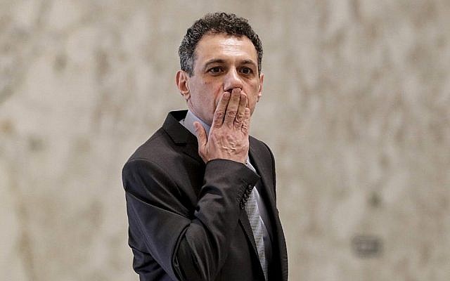 Nizar Zakka, un ressortissant libanais et résident aux Etats-Unis, arrêté en 2015 et condamné à 10 ans de prison pour espionnage, à sa libération de prison au palais présidentiel de Baabda, à l'est de Beyroouth, le 11 juin 2019. (Crédit : ANWAR AMRO / AFP) Nizar Zakka, un ressortissant libanais et résident aux Etats-Unis, arrêté en 2015 et condamné à 10 ans de prison pour espionnage, à sa libération de prison au palais présidentiel de Baabda, à l'est de Beyroouth, le 11 juin 2019. (Crédit : ANWAR AMRO / AFP)