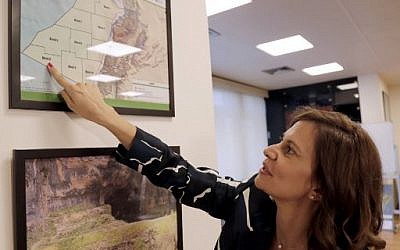 La ministre libanaise de l'Énergie, Nada Boustani, présente une carte des blocs de pétrole et de gaz offshore en Méditerranée, le 12 juin 2019, lors d'un entretien avec l'AFP à Beyrouth. (ANWAR AMRO / AFP)